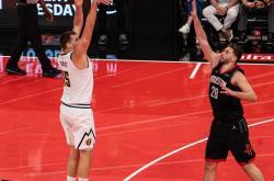 足球直播在线观看-快船完胜火箭，约基奇关键制胜