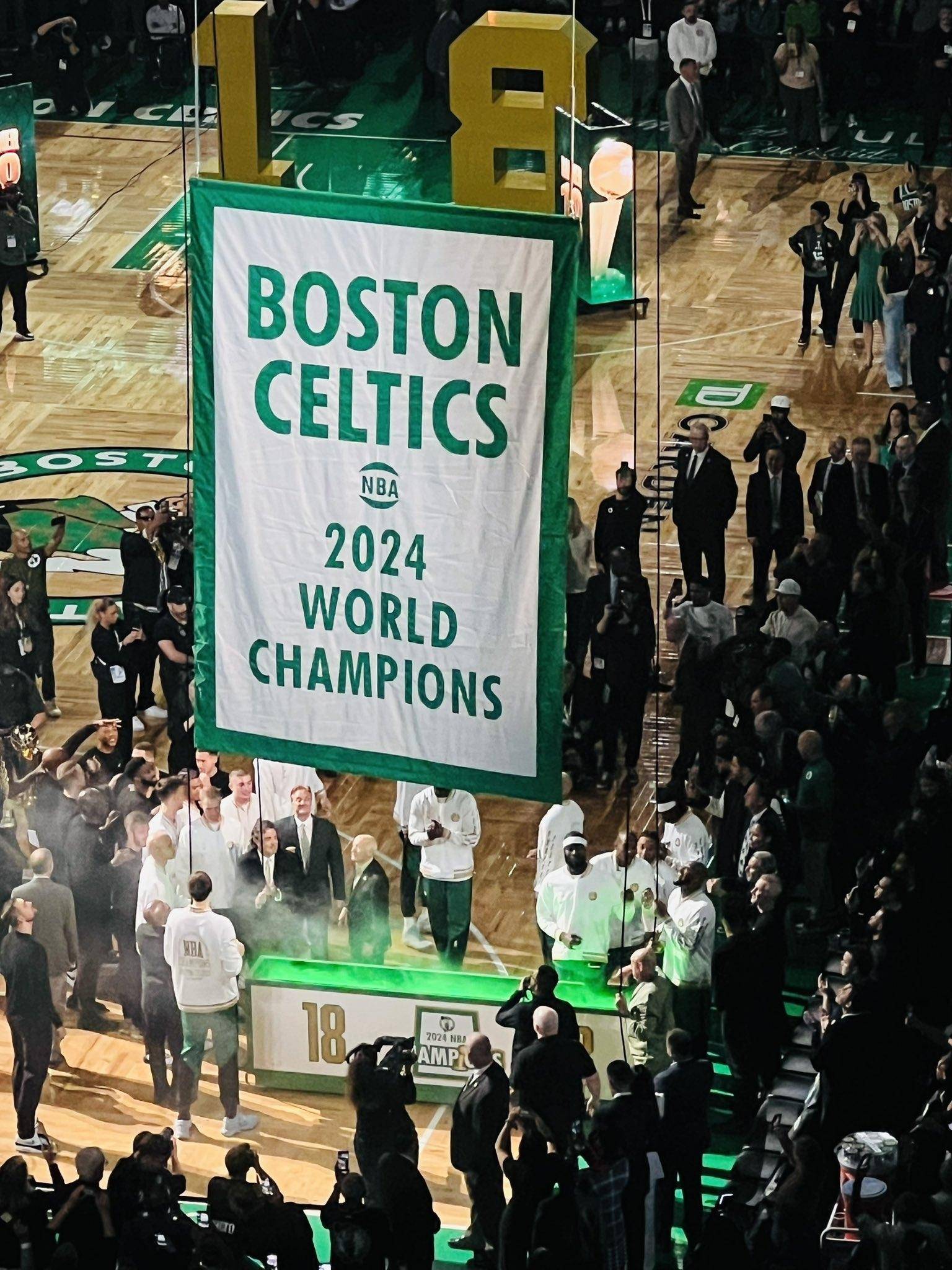 尼克斯翻盘凯尔特人，约基奇三分雨点燃全场的简单介绍