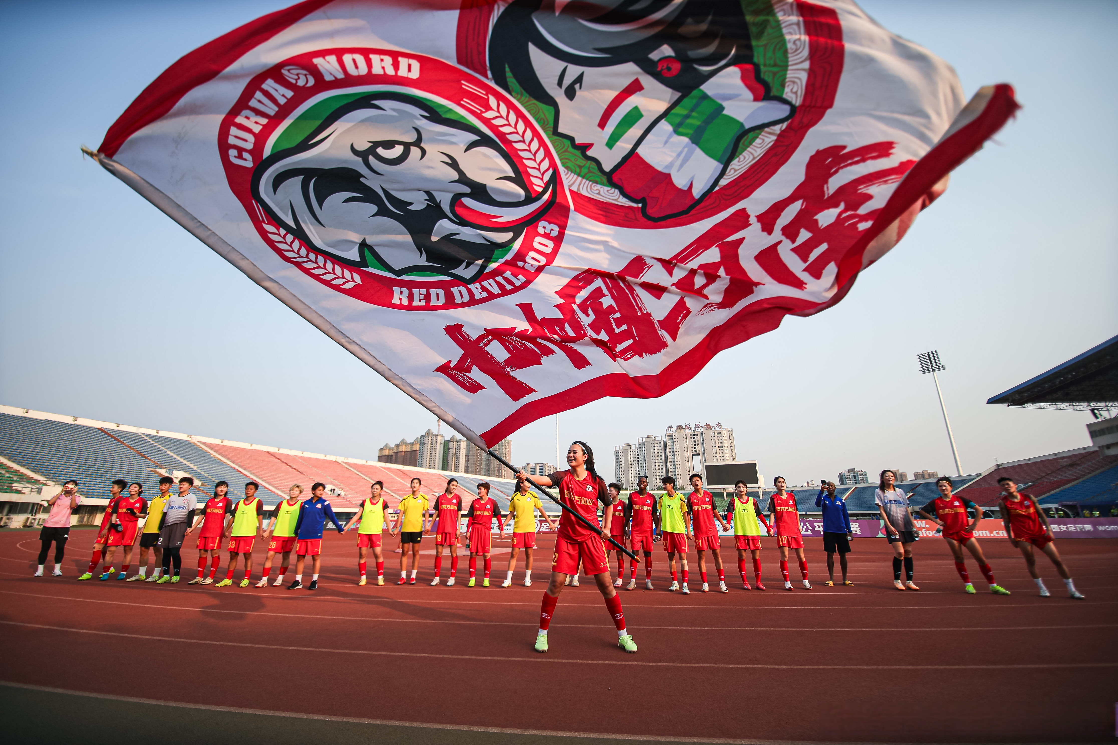 关于足球惊险逆转取胜，粉丝狂欢不已的信息